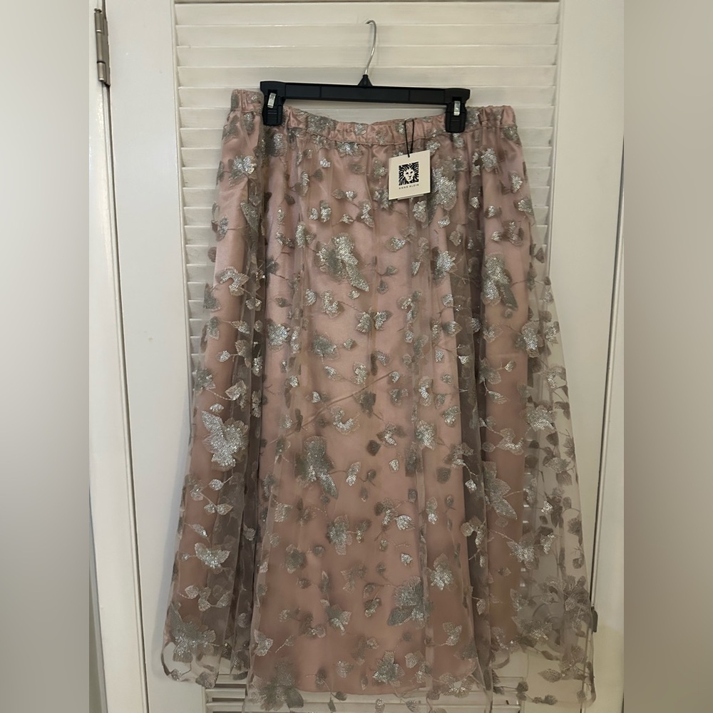 Elegant NWT Floral Embroidered Anne Klein Skirt - champagne, cream and silver